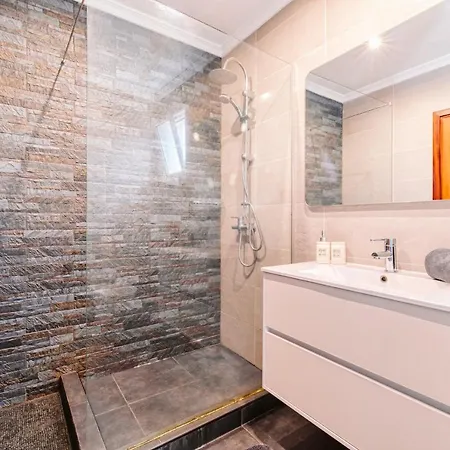 Lovely 2 Bedroom Sea View Apartment Διαμέρισμα *