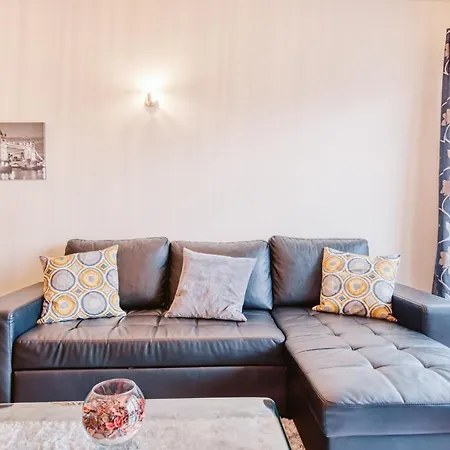Lovely 2 Bedroom Sea View Apartment Διαμέρισμα *