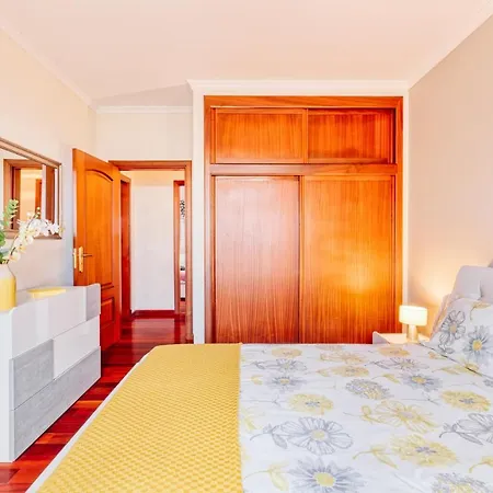 Lovely 2 Bedroom Sea View Apartment *